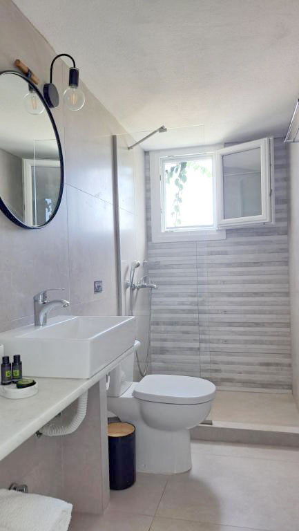 Chambre triple avec vue sur la mer Chambre avec vue sur la mer pour trois personnes - Hébergement à Paros Bizas