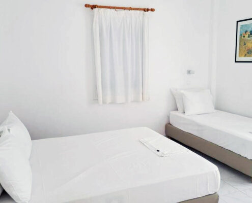 Chambre triple avec vue sur la mer Chambre avec vue sur la mer pour trois personnes - Hébergement à Paros Bizas