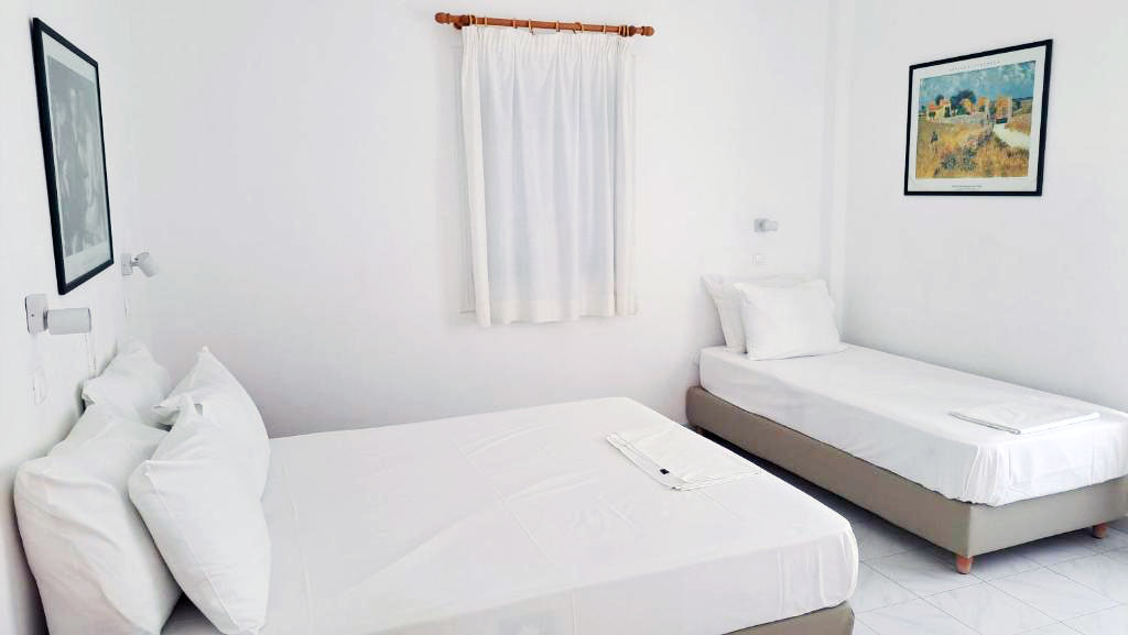Chambre triple avec vue sur la mer Chambre avec vue sur la mer pour trois personnes - Hébergement à Paros Bizas