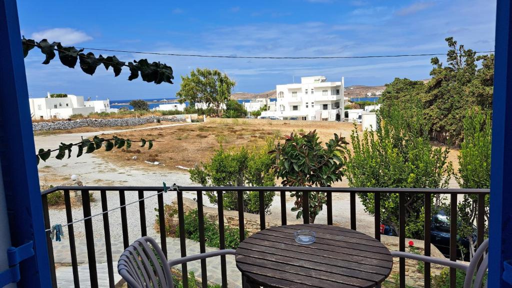 Chambre triple avec vue sur la mer Chambre avec vue sur la mer pour trois personnes - Hébergement à Paros Bizas
