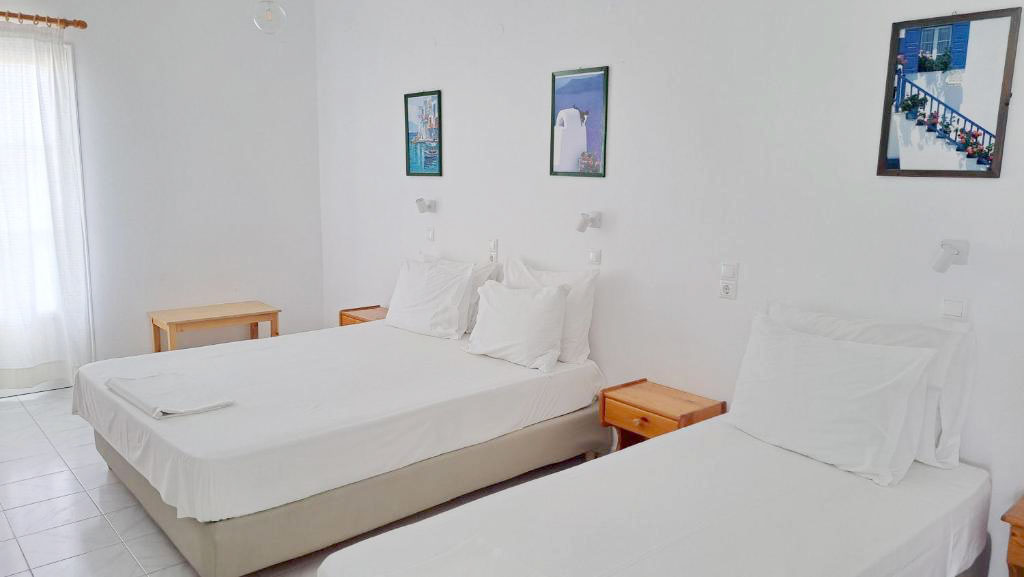 Chambre triple avec vue sur la mer Chambre avec vue sur la mer pour trois personnes - Hébergement à Paros Bizas