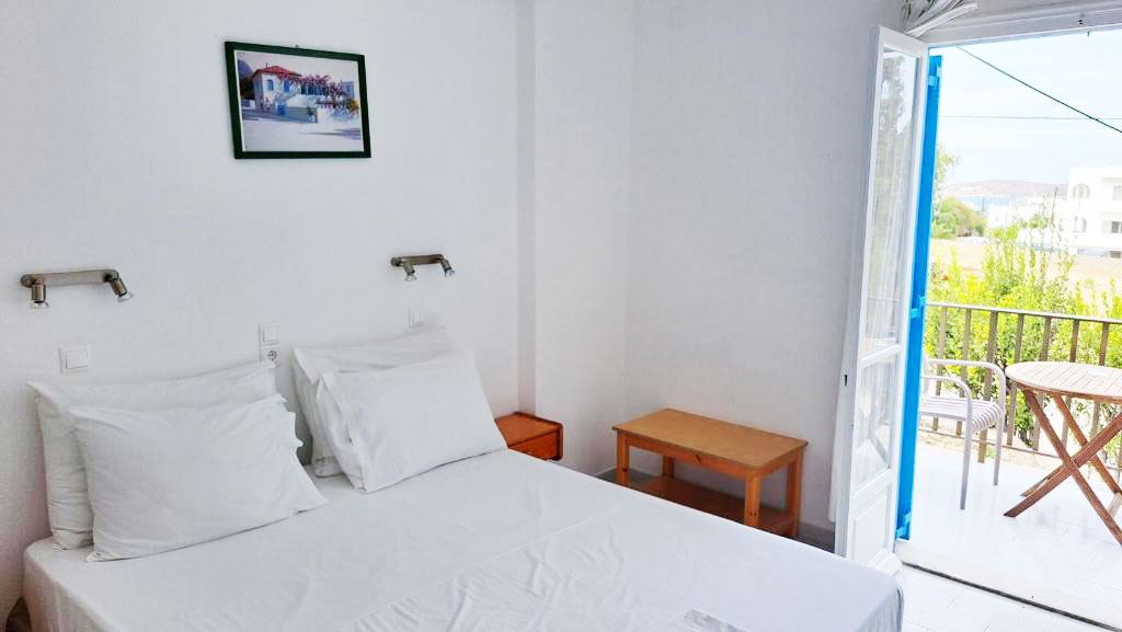 Chambre triple avec vue sur la mer Chambre avec vue sur la mer pour trois personnes - Hébergement à Paros Bizas